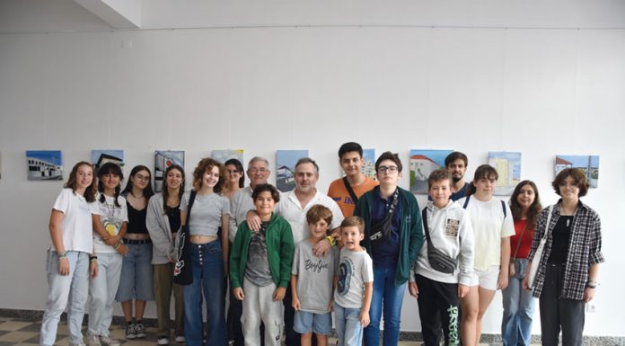 Desenhos das casas no Espaço Leonel Miranda