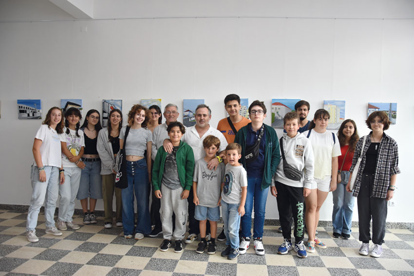 Desenhos das casas no Espaço Leonel Miranda