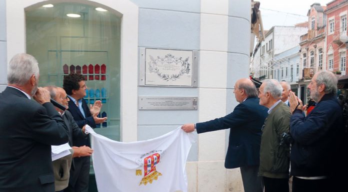 Painel de azulejos presta homenagem a combatentes