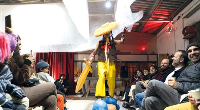 Um desfile especial num dos polos de oficinas de arte e design da cidade