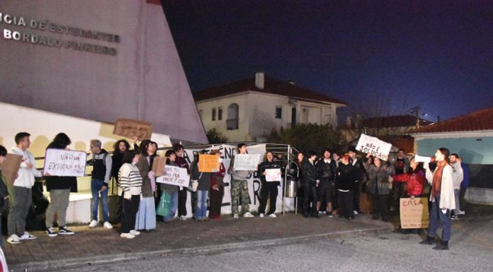 Estudantes da ESAD.CR em protesto contra fecho de residência