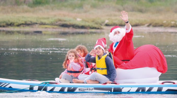 A chegada do Pai Natal à Lagoa de Óbidos…numa prancha de Stand Up Paddle