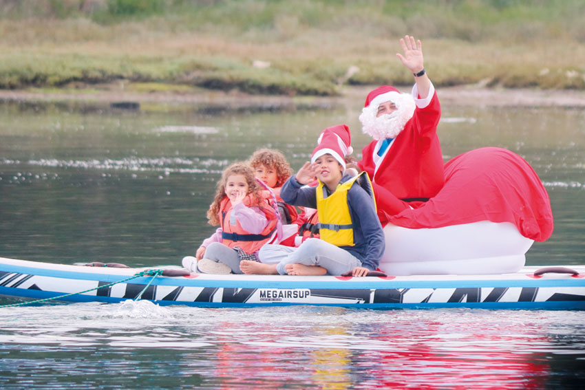 A chegada do Pai Natal à Lagoa de Óbidos…numa prancha de Stand Up Paddle