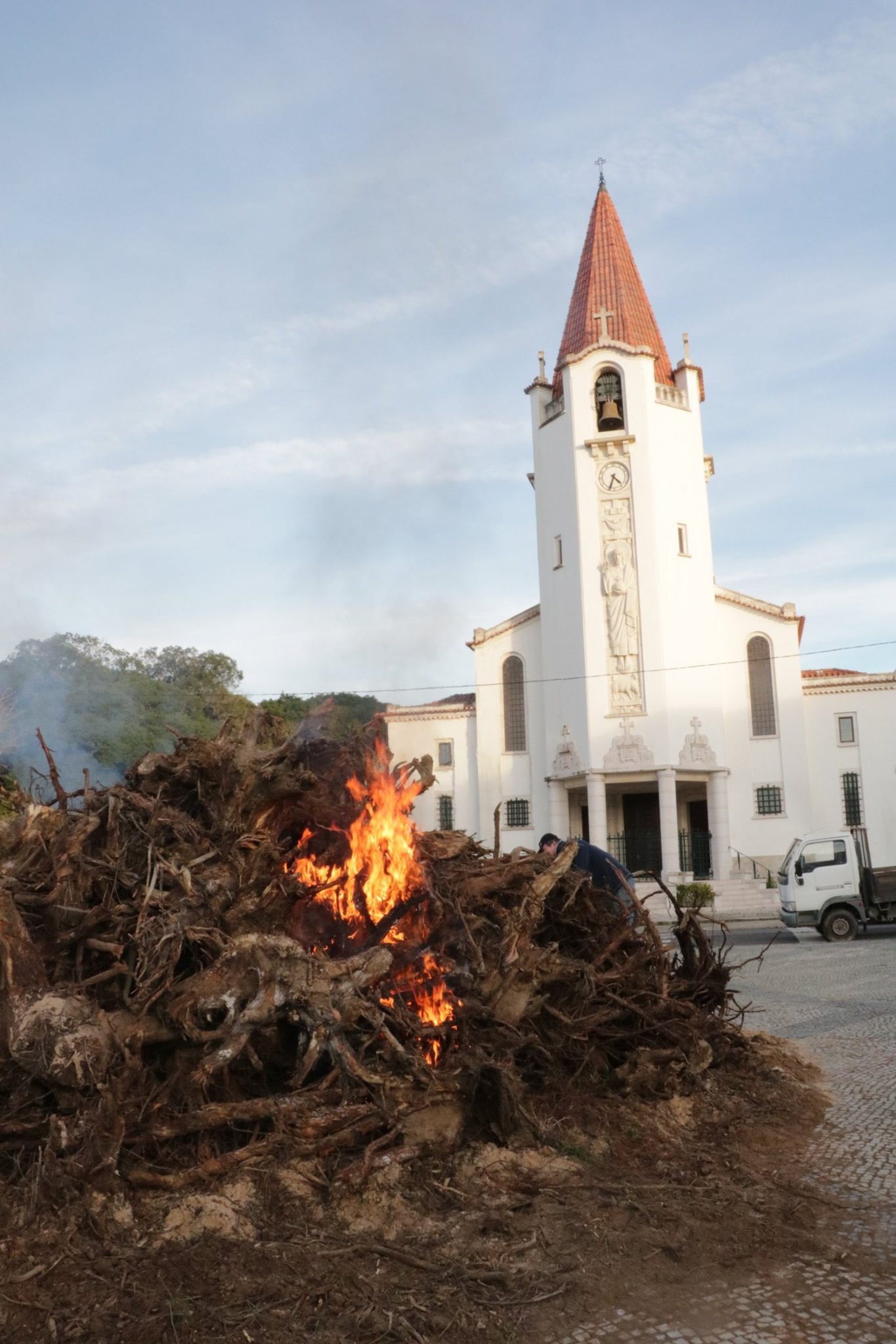 Bombarral: Desconhecidos atearam o ‘madeiro de Natal’ e estragaram a tradição da vila