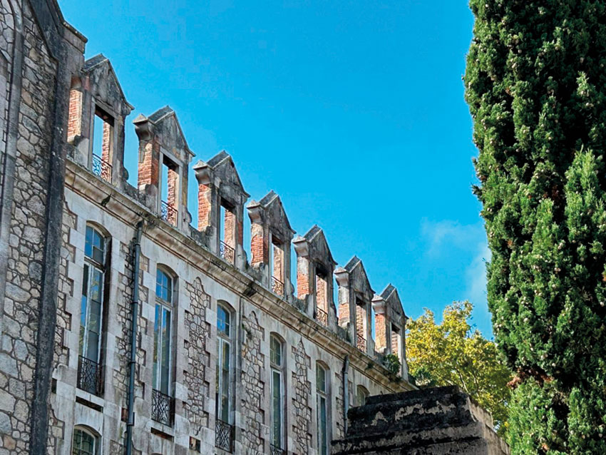 Hotel nos Pavilhões começará pelo telhado