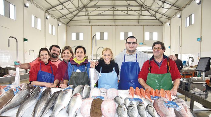 Vendedores da Praça do Peixe vêem vantagem em juntar bancas de outros produtos alimentares no seu mercado