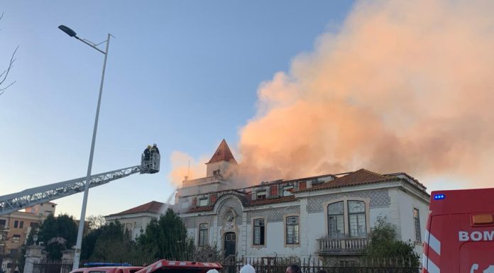 Incêndio no antigo Hotel Parque, em São Martinho do Porto