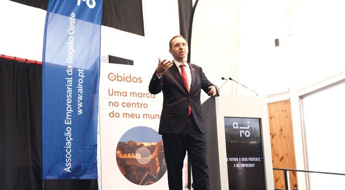 João Duque dá lição de economia a uma centena de empresários em evento organizado pela AIRO