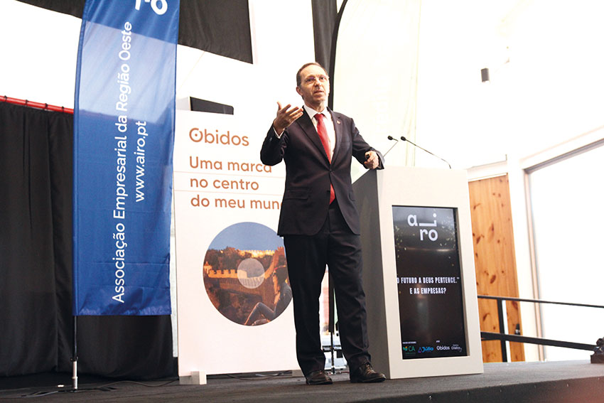 João Duque dá lição de economia a uma centena de empresários em evento organizado pela AIRO