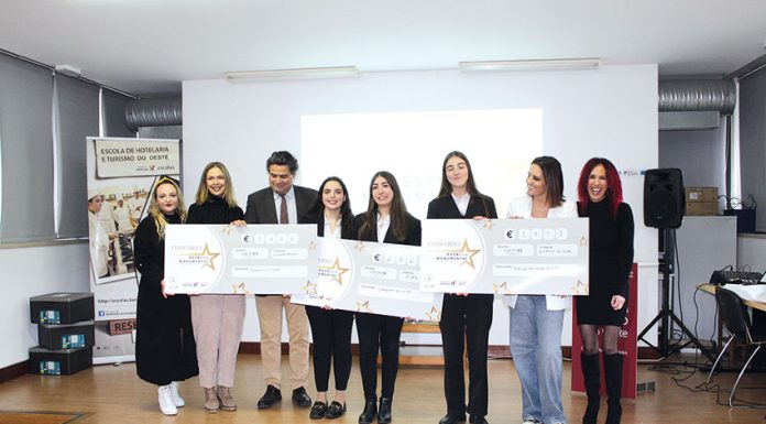 Empresa deu prémio a alunas da EHTO e a associações