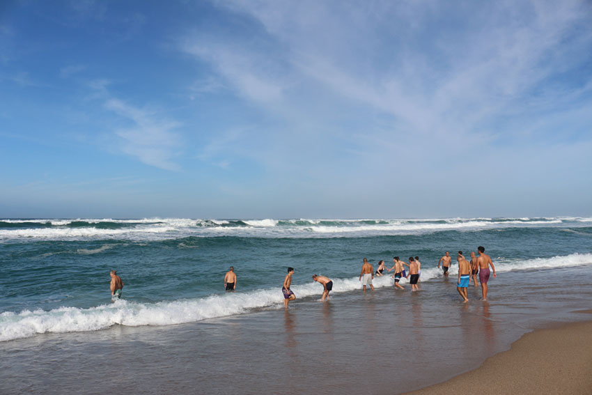 Dezenas de pessoas deram o primeiro mergulho do ano na Foz