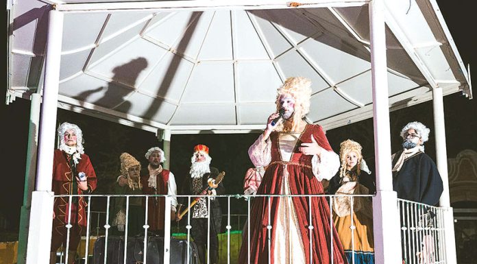 Carnaval no Oeste com milhares de pessoas