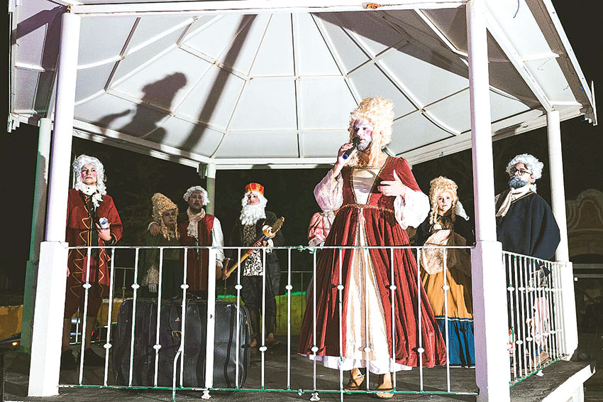 Carnaval  no Oeste  com milhares de pessoas