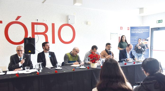 Políticos foram à escola e partilharam posições ideológicas