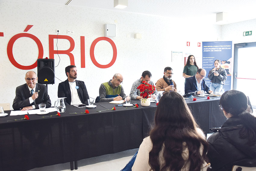 Políticos foram à escola e partilharam posições ideológicas