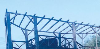 Incêndio estrutural em instalação junto à cerca do castelo