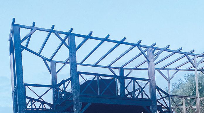 Incêndio estrutural em instalação junto à cerca do castelo