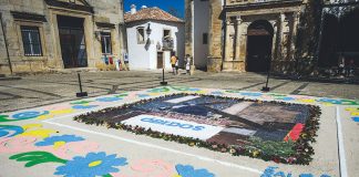 Auto do descimento da Cruz e tapetes de flores em Óbidos