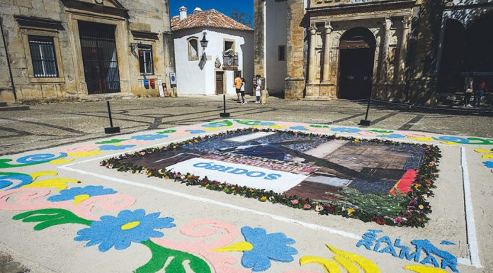 Auto do descimento da Cruz e tapetes de flores em Óbidos