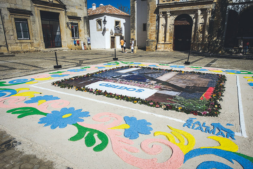 Auto do descimento da Cruz e tapetes de flores em Óbidos