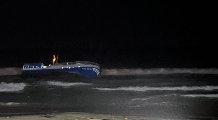 Embarcação de pesca encalha na praia do Molhe Leste em Peniche