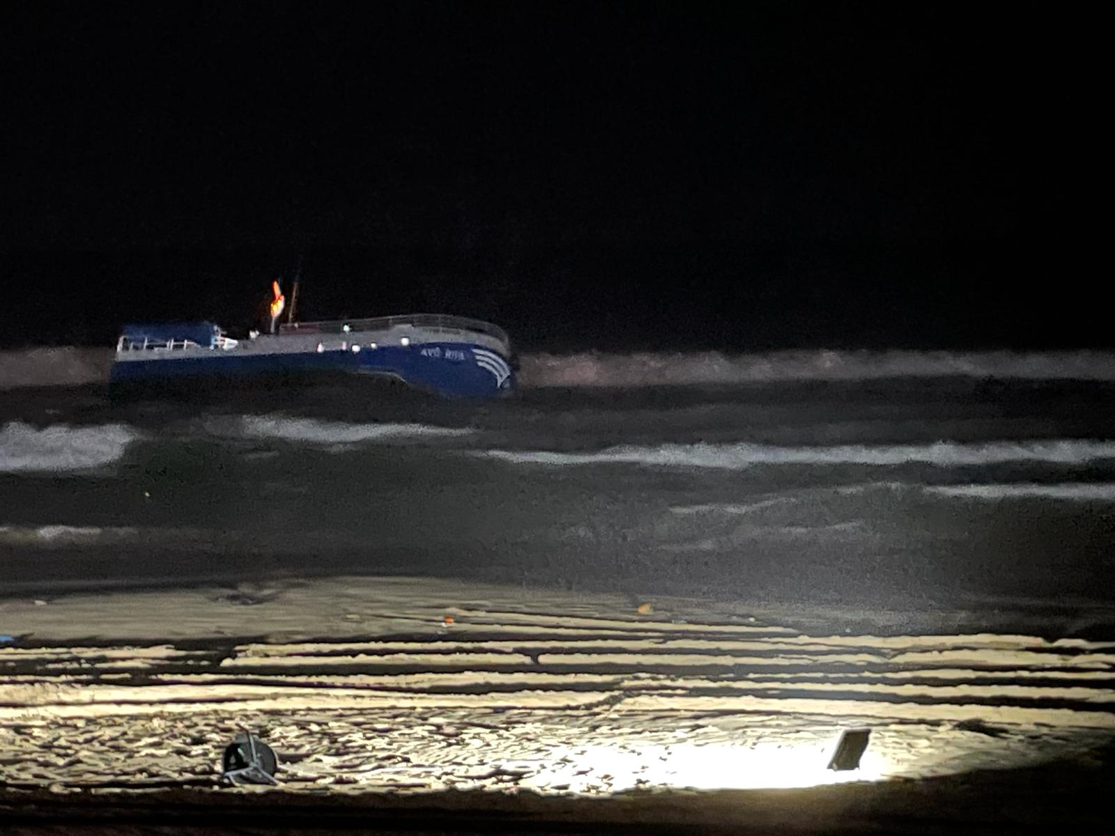 Embarcação de pesca encalha na praia do Molhe Leste em Peniche