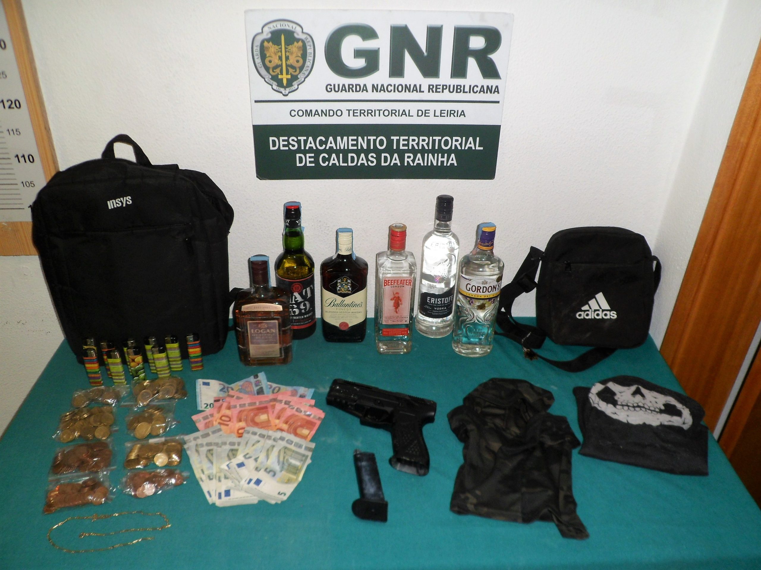 Três homens detidos por roubo em Alcobaça