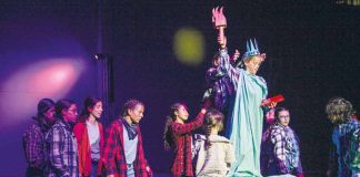 Uma visita alien pelo planeta com uma mensagem e muito boa ginástica