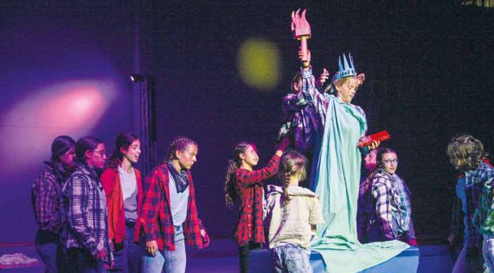 Uma visita alien pelo planeta com uma mensagem e muito boa ginástica