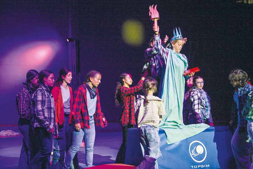 Uma visita alien pelo planeta com uma mensagem e muito boa ginástica