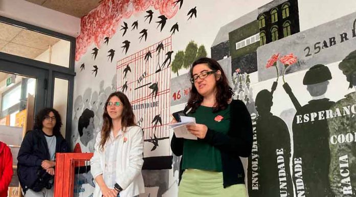 Mural “Janelas da Liberdade” homenageia 25 de abril