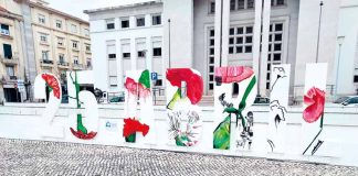 Painel do 25 de Abril regressou à Praça com nova “roupagem”