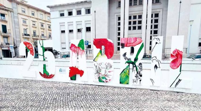 Painel do 25 de Abril regressou à Praça com nova “roupagem”