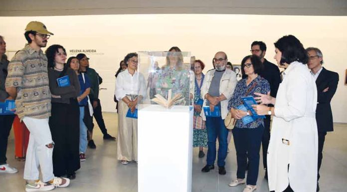 Obras de Helena Almeida com Serralves no Centro de Artes