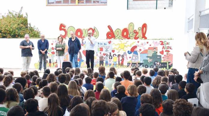 Crianças do Avenal criaram mural alusivo aos 50 anos do 25 Abril