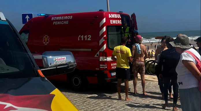 Jovem assistida na praia do Baleal Norte depois de ter sido atingida por uma prancha