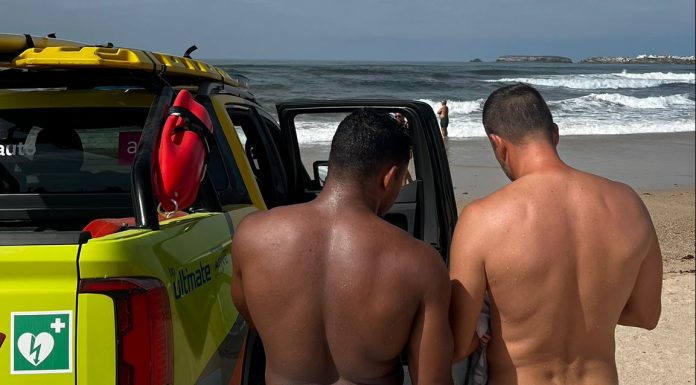 Jovem em dificuldades resgatado na praia da Cova da Alfarroba, em Peniche