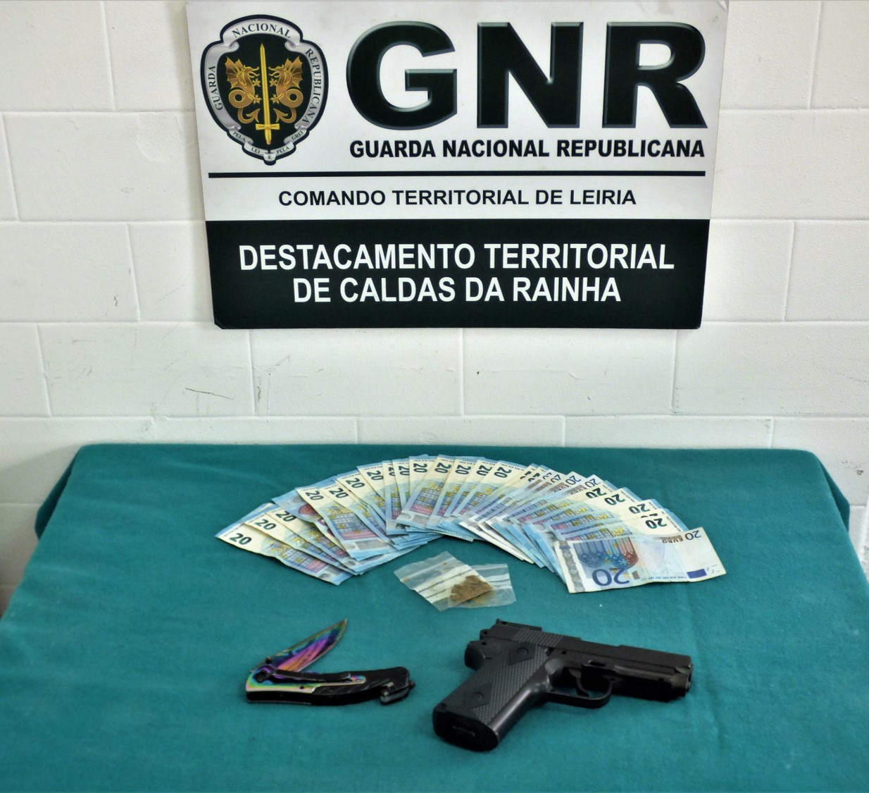 Jovem de 17 anos detido com arma proibida em Peniche