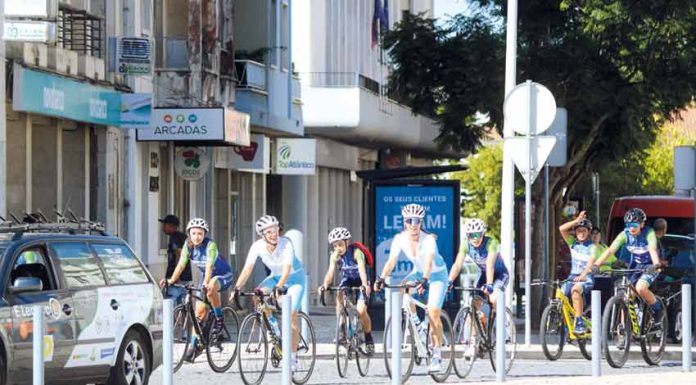 Dupla de ciclistas leva a Foz do Arelho pela Estrada Nacional 2
