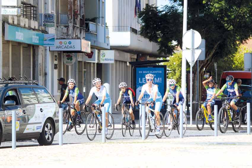 Dupla de ciclistas leva a Foz do Arelho pela Estrada Nacional 2