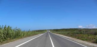 Hotel, golfe e casas na Estrada Atlântica