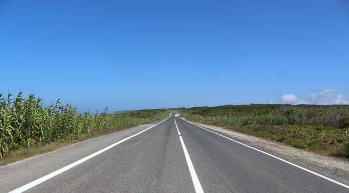 Hotel, golfe e casas na Estrada Atlântica
