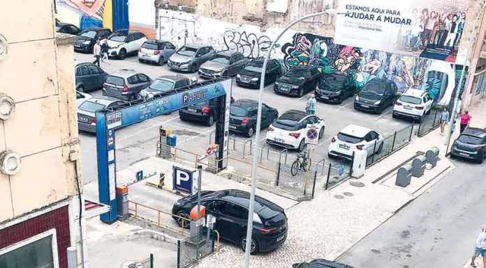 Rua do Montepio é um caos de trânsito e buzinadelas