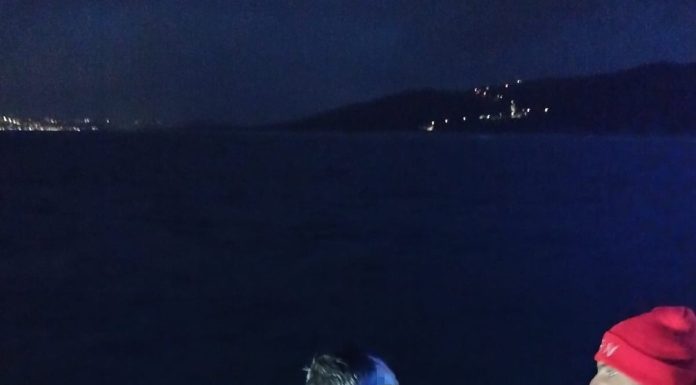 Praticante de kitesurf assistido no mar a 2km da barra de S. Martinho