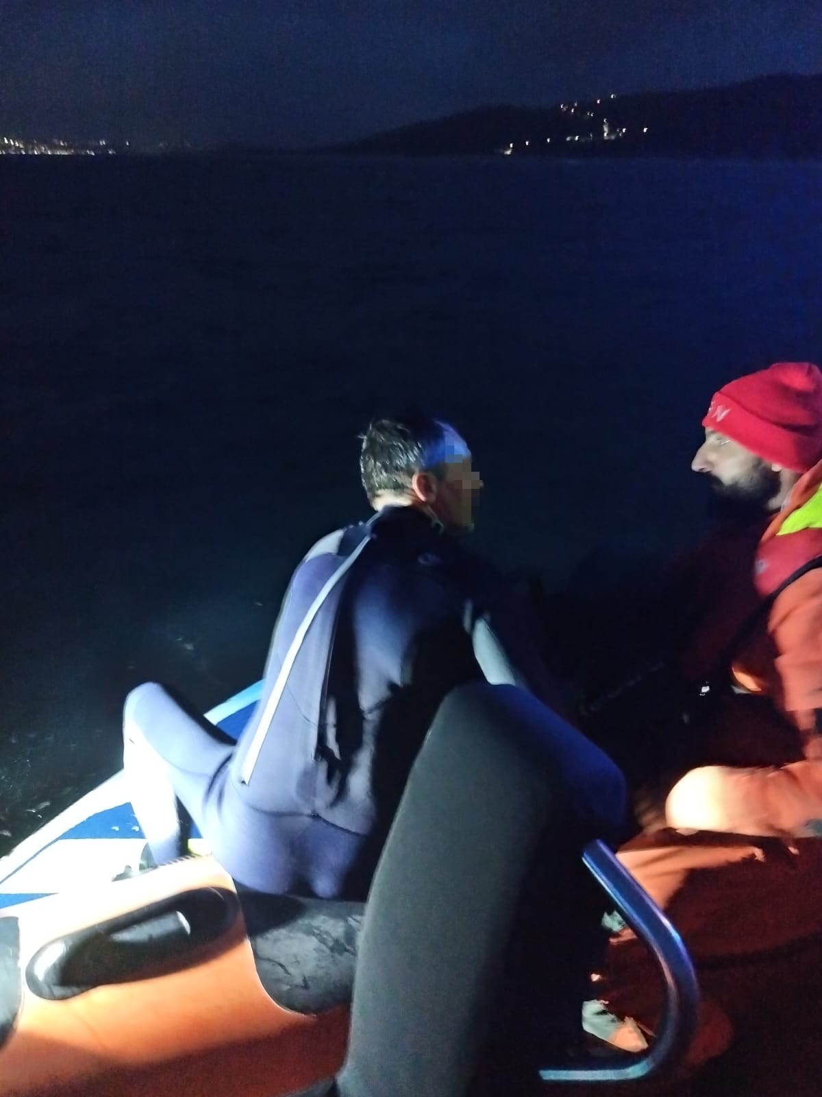 Praticante de kitesurf assistido no mar a 2km da barra de S. Martinho