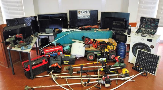 Três detidos por roubo, furto e posse ilegal de armas em Alfeizerão e Marinha Grande