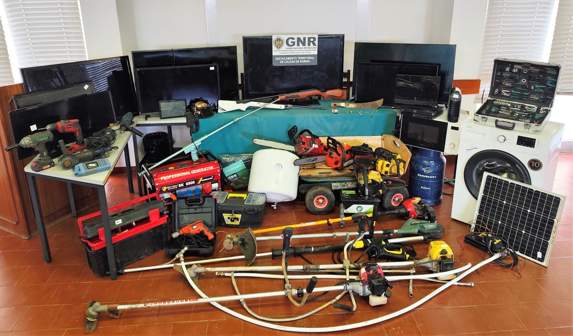 Três detidos por roubo, furto e posse ilegal de armas em Alfeizerão e Marinha Grande