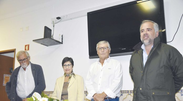 Apresentar o primeiro livro na terra natal