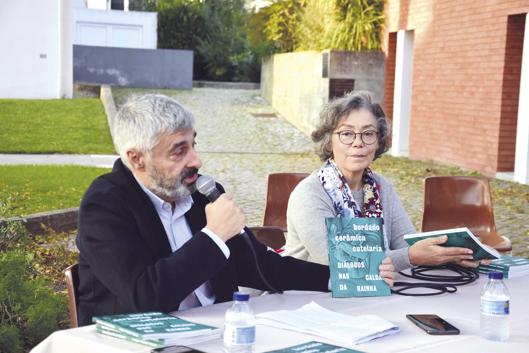 DGArtes lançou livro que reúne cerâmica, bordados e cutelaria das Caldas da Rainha