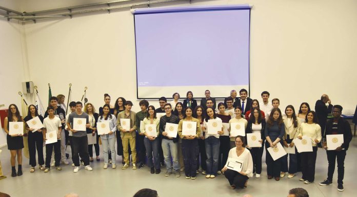 Rotários premiaram mérito e distribuíram bolsas a estudantes